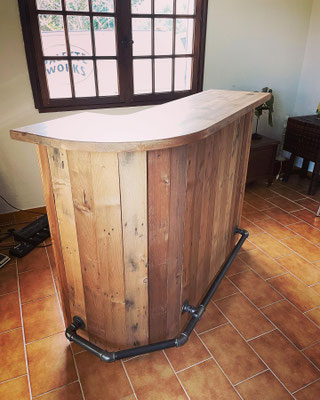 nouveautés bar en palette en bois avec marche pieds en bas 