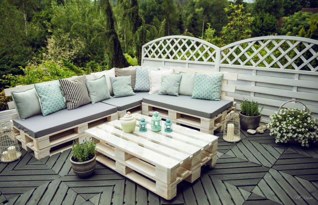 Salons de jardins complet avec foret en arrière plan 